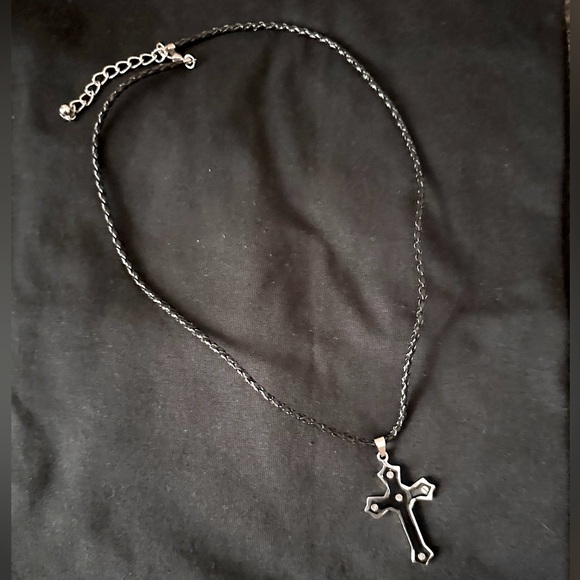 Men’s Silver Cross Pendant Necklace - Picture 4 of 5